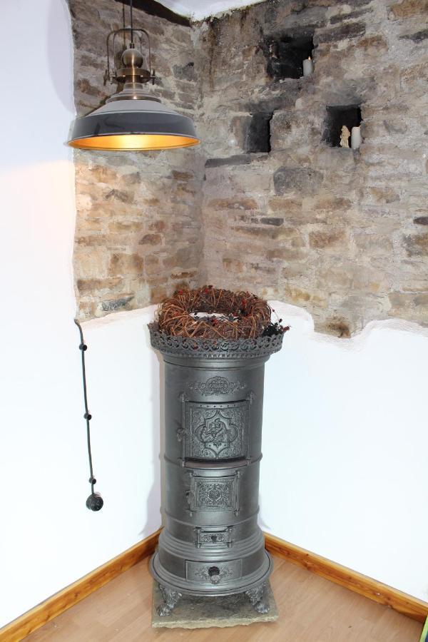 Eifelstuben Mit Charme - Bauernstube Vulkaneifel - Naehe Und Burgruine