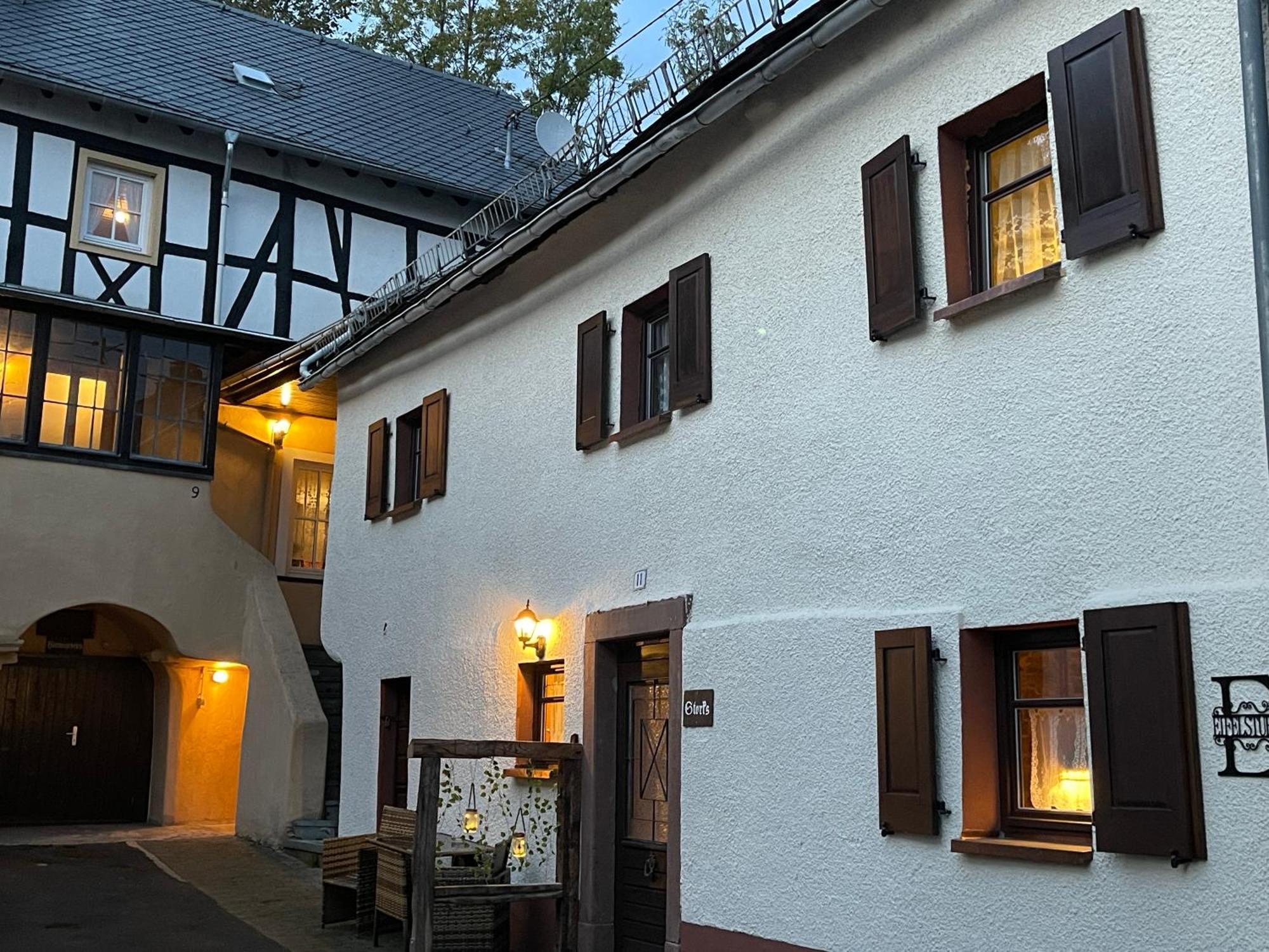 Eifelstuben Mit Charme - Bauernstube Vulkaneifel - Naehe Und Burgruine